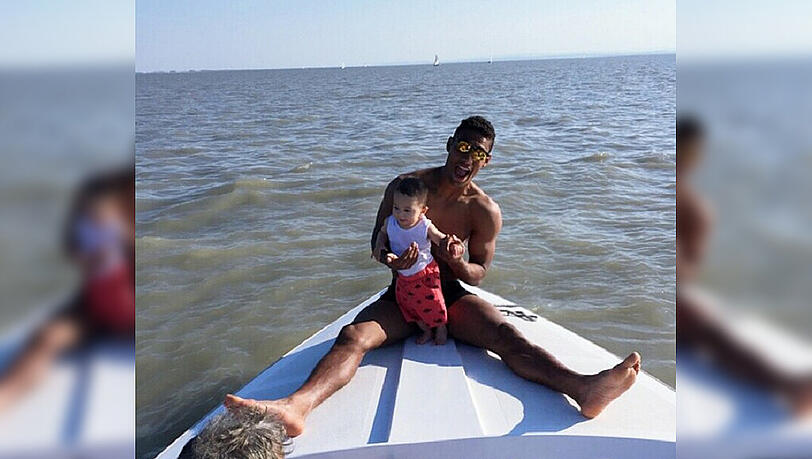 Grüße vom See: Rubin Okotie lässt es sich mit Söhnchen Tiamo Romero gut gehen. Grüße vom See: Rubin Okotie lässt es sich mit Söhnchen Tiamo Romero gut gehen.