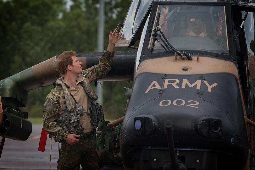 Bereit zum abflug: Prinz Harry steigt in einen Helikopter für einen Flug über die Robertson Barracks in Darwin.