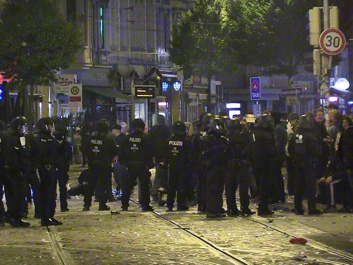 Polizisten lösen die Blockade im Steintor-Viertel auf.