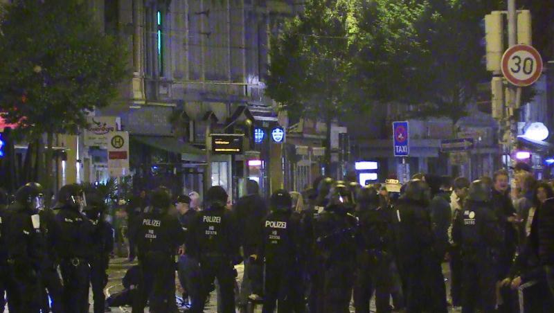 Polizisten lösen die Blockade im Steintor-Viertel auf. Polizisten lösen die Blockade im Steintor-Viertel auf.