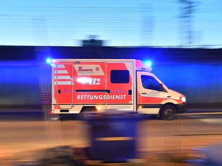 Ein Rettungswagen ist mit eingeschaltetem Blauchlicht im Einsatz. Foto: Boris Roessler/dpa/Archivbild