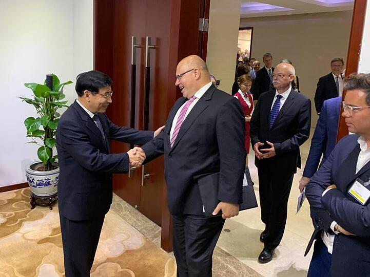Miao Wei (l), Chinas Minister für Industrie und Informationstechnologie in China, empfängt Bundeswirtschaftsminister Peter Altmaier.