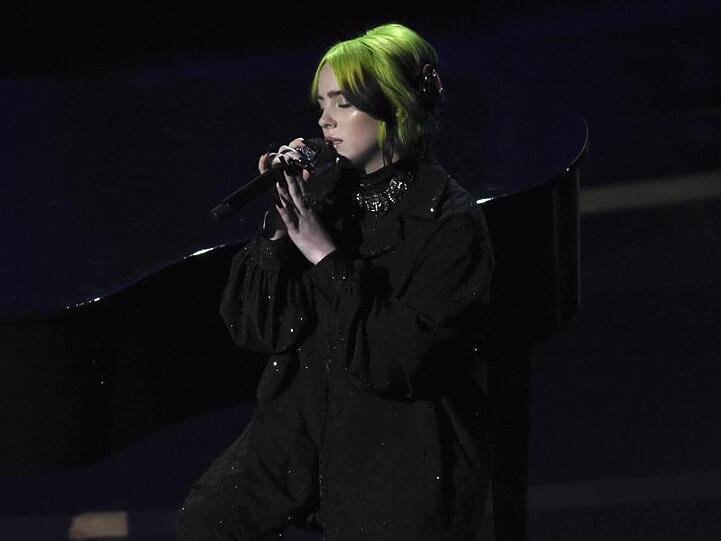 Billie Eilish auf der Oscar-Bühne.