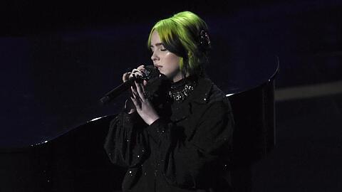 Billie Eilish auf der Oscar-Bühne.