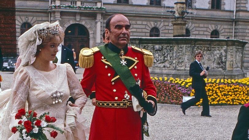Gloria von Thurn und Taxis (damals 20) trägt das Diadem bei ihrer Hochzeit mit Johannes Fürst von Thurn und Taxis (damals 54) im Jahr 1980. Gloria von Thurn und Taxis (damals 20) trägt das Diadem bei ihrer Hochzeit mit Johannes Fürst von Thurn und Taxis (damals 54) im Jahr 1980.