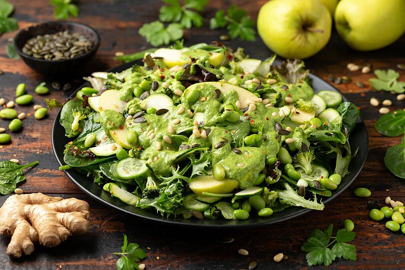 Dann schneiden Sie zwei Granny Smith &Auml;pfel in kleine W&uuml;rfel und blanchieren 150 Gramm TK-Edamame drei Minuten in Salzwasser. Nach Geschmack l&auml;sst sich das Rezept anpassen. Sie k&ouml;nnen auch andere gr&uuml;ne Salate, Brokkoli oder Fenchel erg&auml;nzen. Geben Sie anschlie&szlig;end alle Zutaten in eine gro&szlig;e Sch&uuml;ssel und bereiten Sie danach das Dressing zu.