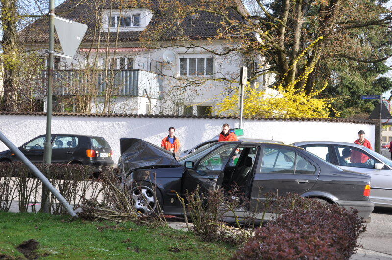 Die beiden Unfallwagen wurden so stark beschädigt, dass sie abgeschleppt werden mussten.