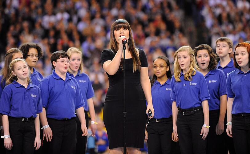 Traditionelles Gänsehaut-Feeling zum Auftakt des Super Bowls mit der US-Nationalhymne - dieses Mal durfte Pop-Sternchen Kelly Clarkson ran. Und sie leistete sich im Gegensatz zu Christina Aguilera im vergangenen Jahr keine peinlichen Textpatzer.