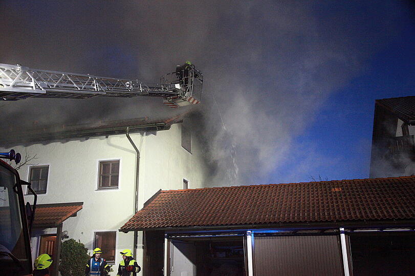 In Kolbermoor zerstörte ein Feuer ein Doppelhaus. Die Bilder vom Einsatz der Feuerwehr.