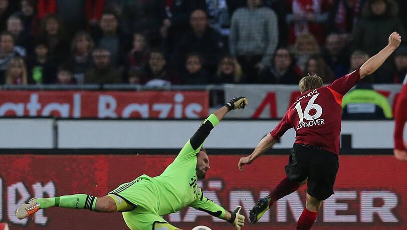 Tom Stark: Note 2. Pep-Pause für Neuer, so Starkes erster Ligaeinsatz seit April 2013. Riskante Ausflüge gegen Rudnevs und Huszti, aber belohnt. Zudem gut bei Dioufs Kopfball und frech im Solo gegen Rudnevs. Wartet noch auf sein erstes Liga-Gegentor im Bayern-Trikot Tom Stark: Note 2. Pep-Pause für Neuer, so Starkes erster Ligaeinsatz seit April 2013. Riskante Ausflüge gegen Rudnevs und Huszti, aber belohnt. Zudem gut bei Dioufs Kopfball und frech im Solo gegen Rudnevs. Wartet noch auf sein erstes Liga-Gegentor im Bayern-Trikot