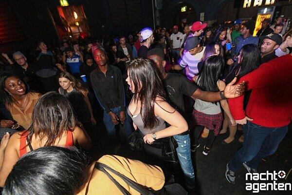 Zu Hip Hop und R'n'B-Sound wurde am 25.12 in der Muffathalle geshaked was das Zeug hält. Unter dem Motto "No Booty No Party" heizten vor allem die Münchnerinnen dem Dancefloor ganz schön ein.