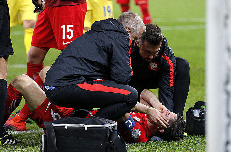Im WM-Qualispiel gegen Rumänien wurde Polens Kapitän Robert Lewandowski von einem Knallkörper getroffen. Nach kurzer Behandlung spielte der Bayern-Star weiter - und erzielte noch einen Doppelpack. Die Bilder.