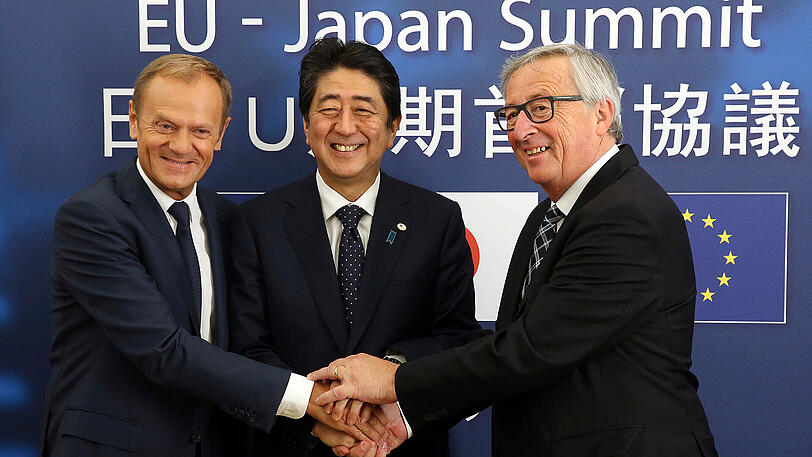 EU-Ratspräsident Donald Tusk (l) begrüßt den japanischen Ministerpräsidenten Shinzo Abe (M) und den Kommissionschef Jean-Claude Juncker (r) im Rahmen des EU-Japan-Gipfels in Brüssel.