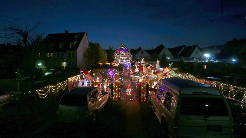 Mit mindestens 50.000 Lichtern, rund 40 durch Luft aufgeblasenen Figuren, etwa 200 Hartplastikfiguren und einer Rentierherde mit 15 Tieren sind Haus und Garten der Familie Erdle geschmückt.