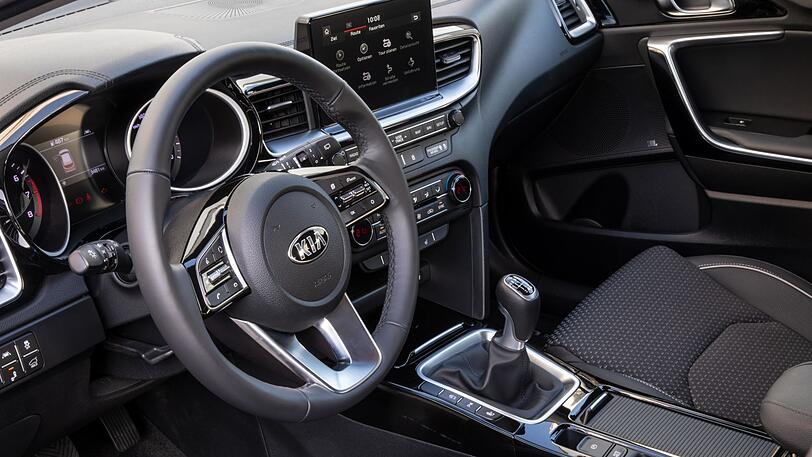 Das Cockpit des Sportswagon ist identisch mit dem des Kompakt-Pkw Ceed. Ergonomie, Verarbeitung und Materialqualität sind tadellos. Hier die handgeschaltete Version.