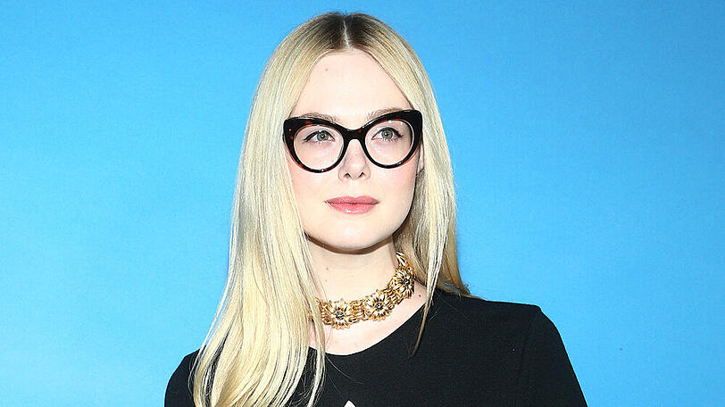 Sie hat ihr Brillenmodell auf das Augen-Make-up abgestimmt: Elle Fanning.