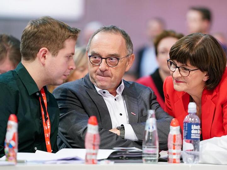 Juso-Chef Kevin Kühnert im Gespräch mit Norbert Walter-Borjans und Saskia Esken.