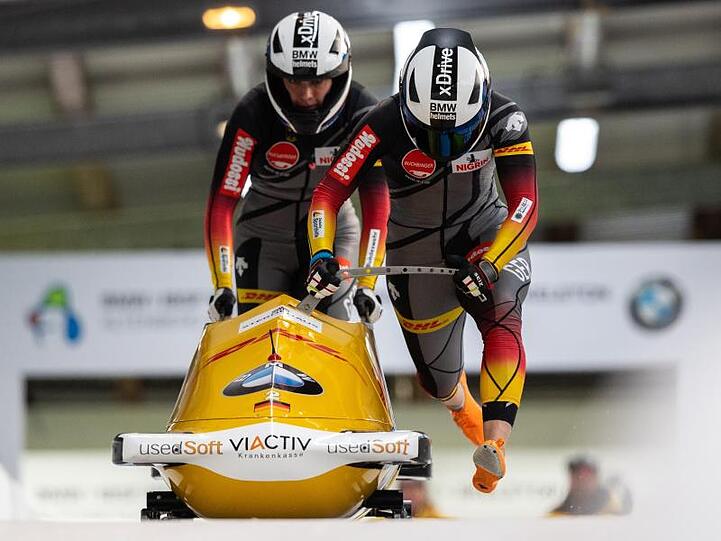 Startet zum zweiten Durchgang: Stephanie Schneider (r) und Leonie Fiebig springen am Start in den Bob.