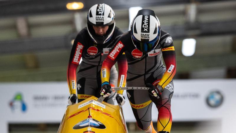 Startet zum zweiten Durchgang: Stephanie Schneider (r) und Leonie Fiebig springen am Start in den Bob. Startet zum zweiten Durchgang: Stephanie Schneider (r) und Leonie Fiebig springen am Start in den Bob.