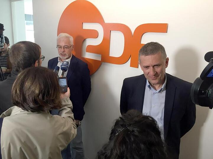 Jörg Brase, ZDF-Korrespondent (r), und Thomas Seibert (l), Reporter des "Tagesspiegel", geben kurz vor ihrer Ausreise aus der Türkei im ZDF-Studio in Istanbul eine Pressekonferenz.