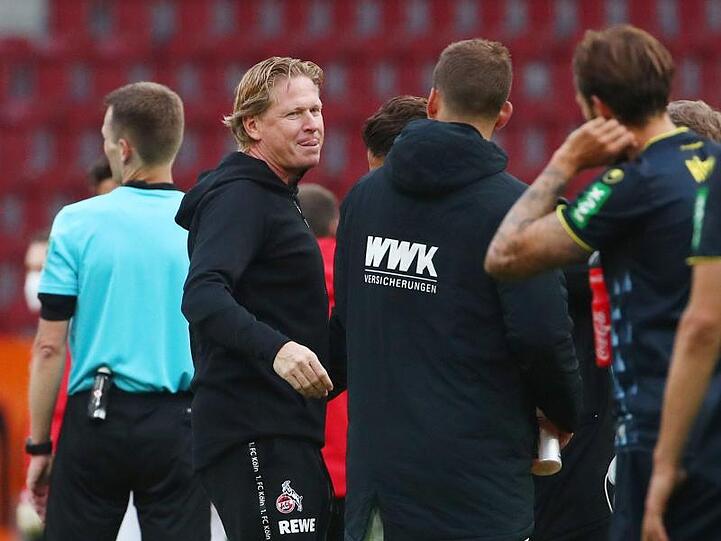Kölns Trainer Markus Gisdol (2.v.l.) nach dem Spiel in Augsburg. Foto: Michael Dalder/Reuters-Pool/dpa