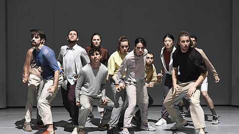 Mal angenehm, mal bedrohlich: Das Ensemble tanzt "We are here" von Anna Konjetzky.