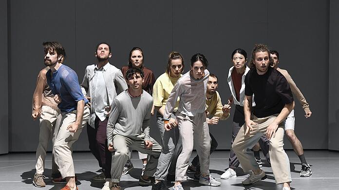 Mal angenehm, mal bedrohlich: Das Ensemble tanzt "We are here" von Anna Konjetzky.