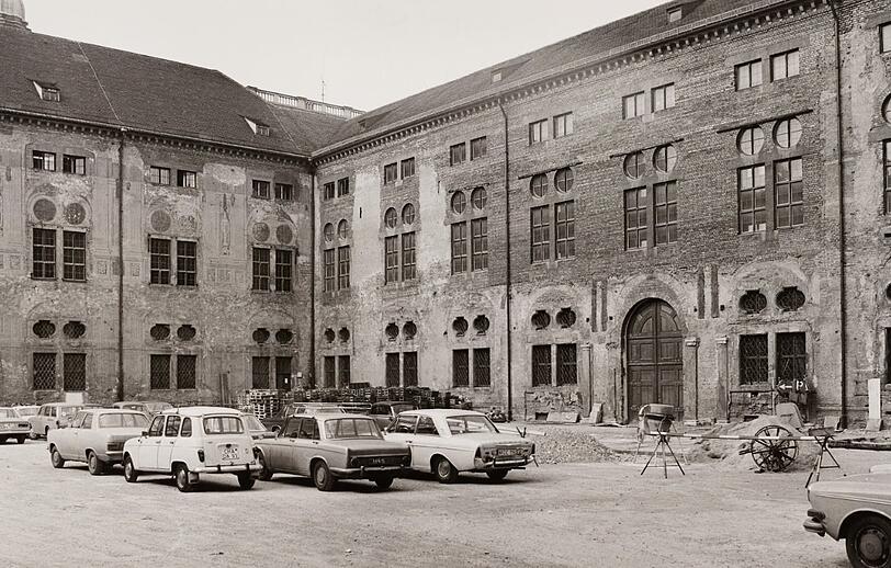 Blick in den Kaiserhof 1974: Bedeutende Reste der frühbarocken Fassadenbemalung haben sich erhalten - jetzt geht's an die Wiederherstellung.