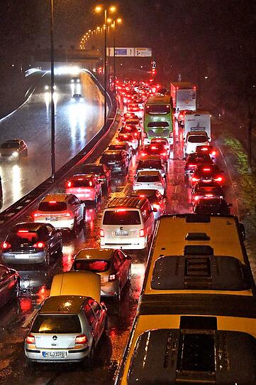 Wegen der Totalsperre bildete sich im Abendverkehr für mehrere Stunden ein kilometerlanger Rückstau.
