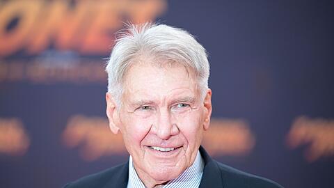 Schauspieler Harrison Ford steht auf dem roten Teppich bei der Deutschlandpremiere des Films "Indiana Jones und das Rad des Schicksals" im Zoo Palast in Berlin.