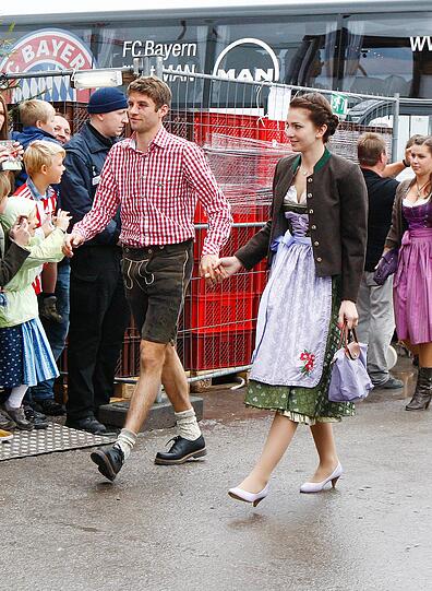 Er ist hingegen schon ein alter Wiesn-Hase: Thomas Müller in Begleitung seiner Frau Lisa.