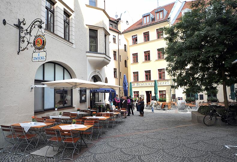 &bdquo;Wie eine italienische Piazza&ldquo; &ndash; der Dreifaltigkeitsplatz. Hier sitzen die Zwickl-Gäste an warmen Tagen.