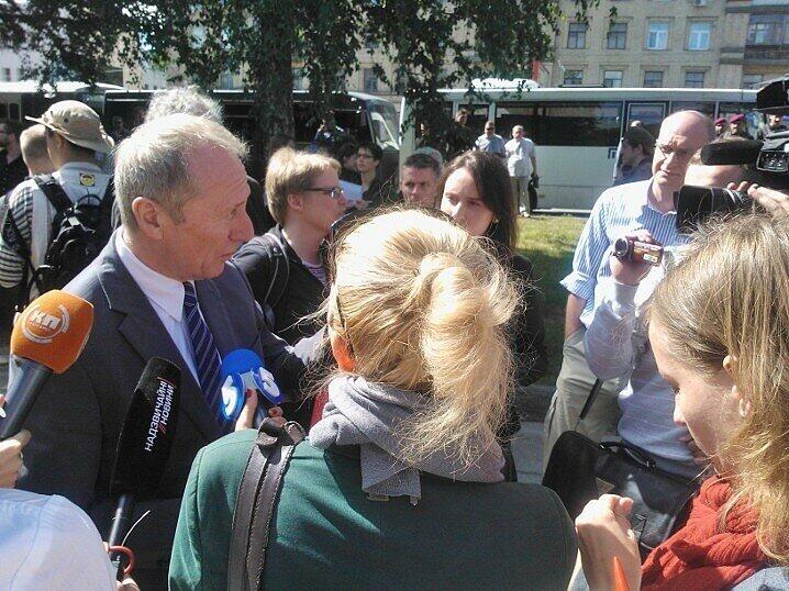 Das Medieninteresse ist sehr groß: Bürgermeister Hep Monatzeder beim Interview unter Journalisten.