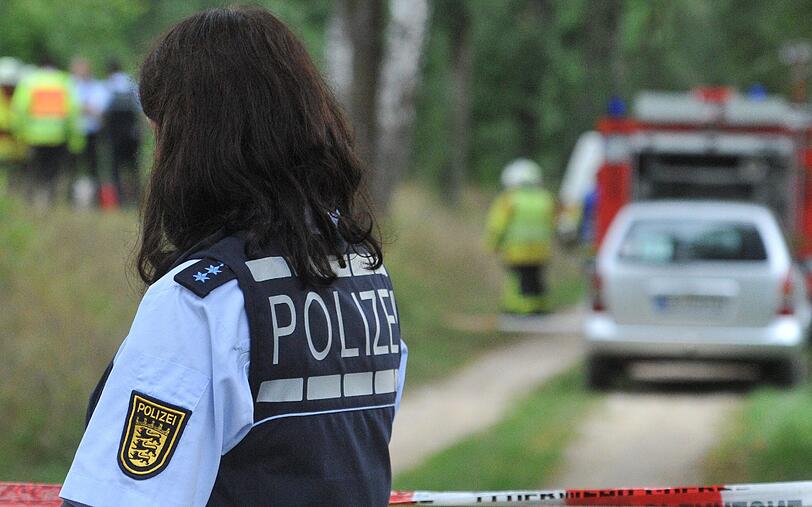 Beim Absturz eines Kleinflugzeugs nahe der bayerischen Grenze sind am Montag drei Männer ums Leben gekommen. Die Absturzursache ist bislang völlig unklar, die Ermittlungen der Bundesstelle für Flugunfalluntersuchung laufen, wie die Polizei mitteilte.