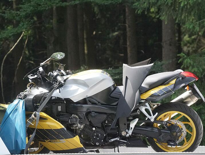 Unfall zwischen Neuried und Planegg: Ein Motorradfahrer hat einen Radler erwischt. Der Fahrradfahrer starb noch am Unfallort. Die Bilder.