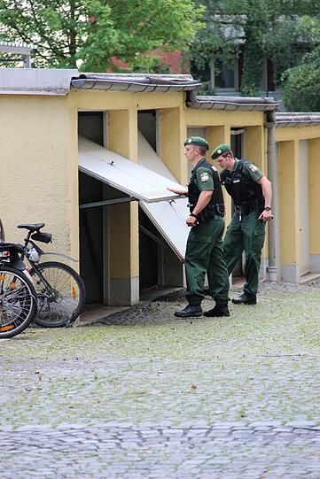 Mord in der Au: Die 91-Jährige Anna S. ist getötet worden. Die Polizei sucht im Umfeld der Wohnung in der Dollmannstraße nach Hinweisen und Spuren. Die Bilder vom Tatort...