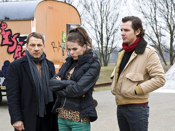 "Tatort: Happy Birthday, Sarah": Die Kommissare Lannert (R. Müller, l.) und Bootz (F. Klare, r.) mit der Hauptverdächtigen Sarah