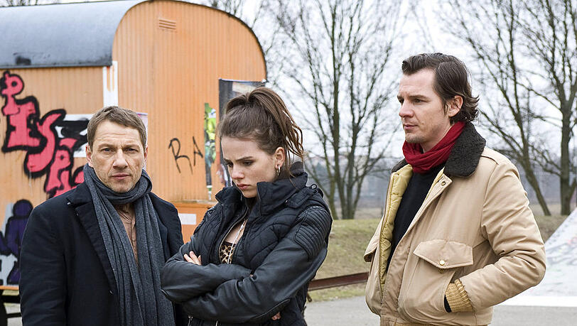 "Tatort: Happy Birthday, Sarah": Die Kommissare Lannert (R. Müller, l.) und Bootz (F. Klare, r.) mit der Hauptverdächtigen Sarah "Tatort: Happy Birthday, Sarah": Die Kommissare Lannert (R. Müller, l.) und Bootz (F. Klare, r.) mit der Hauptverdächtigen Sarah