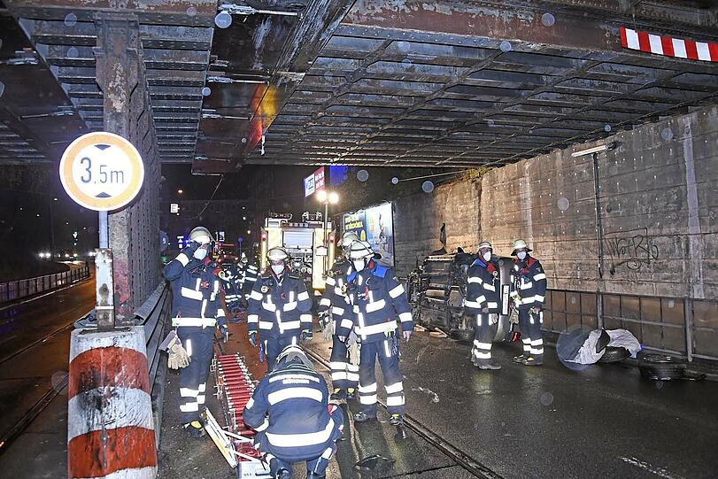 Die Einsatzkräfte stellten schnell fest, dass der 55-jährige Fahrer nur leicht verletzt war.