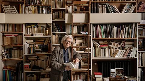 Georges Aperghis in seiner Bibliothek in Paris.