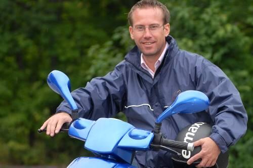 &bdquo;Elektroroller sind das Gefährt der Zukunft&ldquo;: Thomas Grübel, Chef der Oberhachinger Firma &bdquo;e-max&ldquo;.