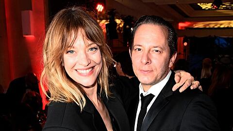 Seltener gemeinsamer Auftritt: Heike Makatsch mit ihrem Partner, Schauspieler Trystan Pütter, Ende Januar 2025 beim Deutschen Filmball in München.