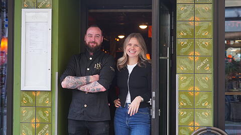 Bei Barchef Lee Masters und Hotel-Managerin Katharina Junker lösen die bunten Keramikfliesen an der Fassade direkt gute Laune aus. Am Donnerstagabend feiern sie die offizielle Eröffnung.