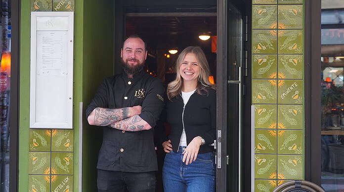 Bei Barchef Lee Masters und Hotel-Managerin Katharina Junker lösen die bunten Keramikfliesen an der Fassade direkt gute Laune aus. Am Donnerstagabend feiern sie die offizielle Eröffnung.