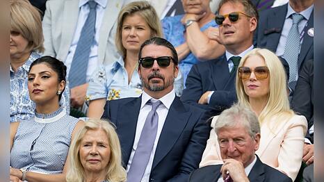 Dave Grohl und seine Ehefrau Jordyn Blum am Mittwoch in der Royal Box in Wimbledon.