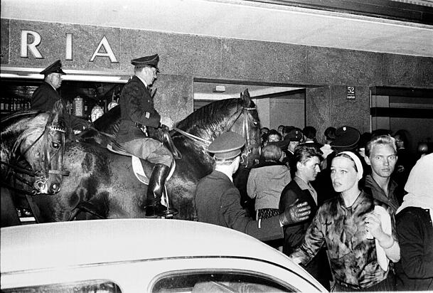 Juni 1962: Entsetzen in den Gesichtern: Polizisten gehen bei den Schwabinger Krawallen hart gegen Protestierende vor. Juni 1962: Entsetzen in den Gesichtern: Polizisten gehen bei den Schwabinger Krawallen hart gegen Protestierende vor.