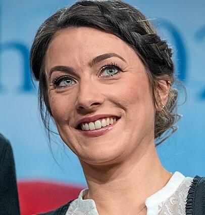 2025 mit Auftritt als Kellnerin: Kabarettistin Kathi Wolf.