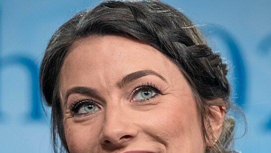 2025 mit Auftritt als Kellnerin: Kabarettistin Kathi Wolf.