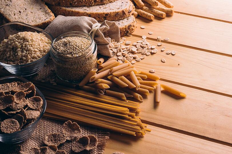 Vollkornprodukte enthalten Ballaststoffe, Vitamine, Mineralstoffe und Antioxidantien und sind daher wichtig für die Leistungsfähigkeit Ihres Gehirns. Die darin enthaltenen komplexen Kohlenhydrate sorgen zudem für eine konstante Energiezufuhr für das Gehirn. Sie sollten Nudeln, Brot, Reis und andere Getreideprodukte daher in Vollkorn bevorzugen. Vollkornprodukte enthalten Ballaststoffe, Vitamine, Mineralstoffe und Antioxidantien und sind daher wichtig für die Leistungsfähigkeit Ihres Gehirns. Die darin enthaltenen komplexen Kohlenhydrate sorgen zudem für eine konstante Energiezufuhr für das Gehirn. Sie sollten Nudeln, Brot, Reis und andere Getreideprodukte daher in Vollkorn bevorzugen.