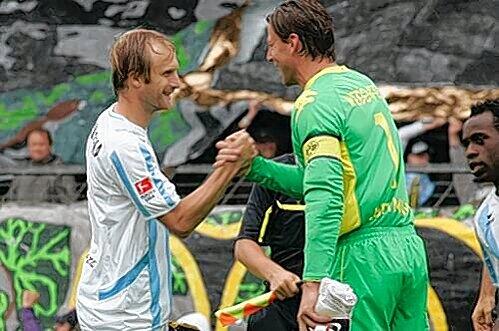 Tauscht mit BVB-Keeper Weidenfeller die Wimpel: Löwen-Kapitän Daniel Bieroffka.